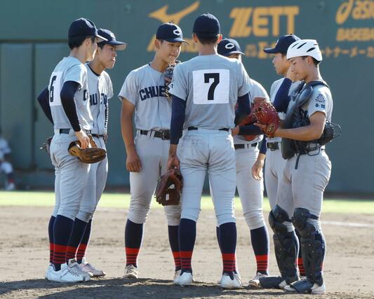 中越－日本文理　７回のピンチでマウンドに集まる中越の選手たち。左から２番目が主将の宮崎翔矢＝９月２４日、三条市月岡４の三条パール金属スタジアム