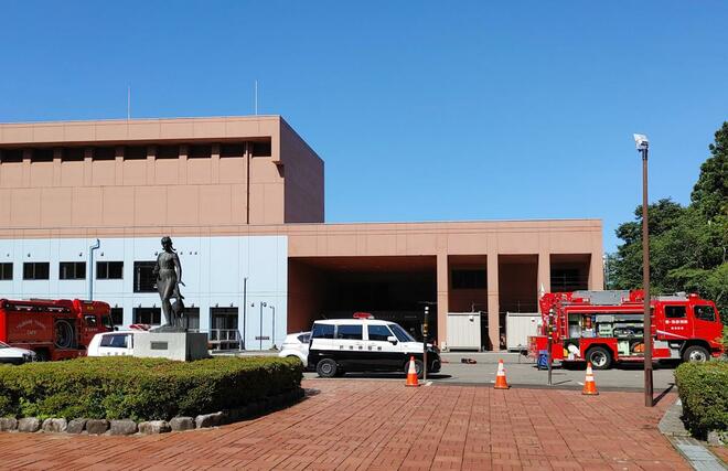 爆発らしきものがあった弥彦総合文化会館＝６月２９日午後３時２０分ごろ、弥彦村弥彦