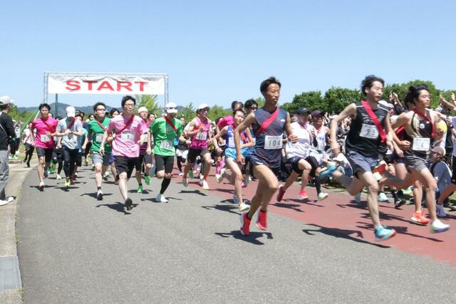 仲間と協力してたすきをつないだリレーマラソン大会=10日、長岡市宮本東方町