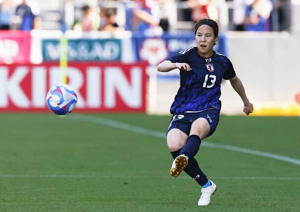 日本－ガーナ　前半、パスを出す北川＝金沢ゴーゴーカレースタジアム