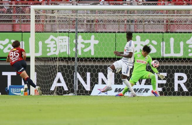 前半、シュートを防ぐGK小島亨介(右)=カシマスタジアム