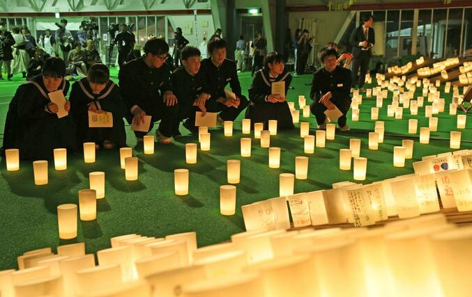 キャンドルが点灯された川口の１０・２３追悼式典＝１０月２３日、長岡市川口中山の川口運動公園すぱーく川口