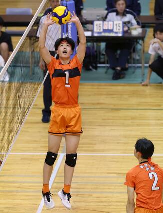 男子決勝 東京学館-関根学園 トスを上げる東京学館のセッター・相田悠一郎主将