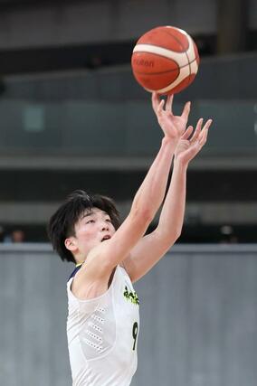 男子準々決勝　帝京長岡－福岡第一　第４クオーター、帝京長岡の藤田珀が３点シュートを決めて６８－７２