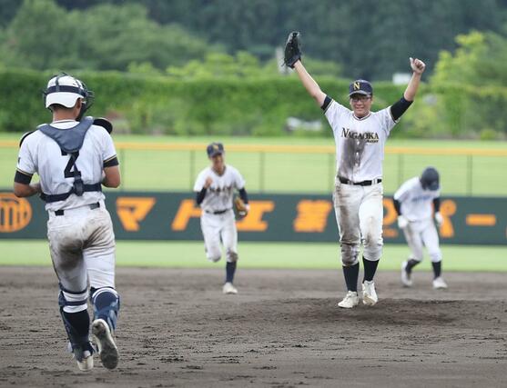長岡農－見附　勝利後、マウンドで両手を上げて喜ぶ長岡農の主戦大竹蓮司＝三条市パールスタ