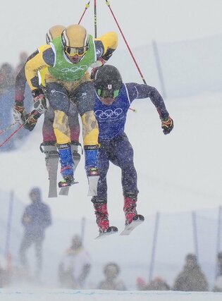 男子スキークロス１回戦　滑走する須貝龍（右）＝リビーニョ（共同）