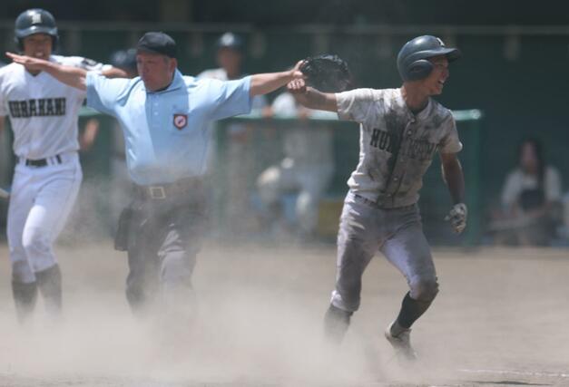 新潟江南－村上　９回、村上の２走本間樹（右）が生還し４－４の同点に＝新発田市五十公野