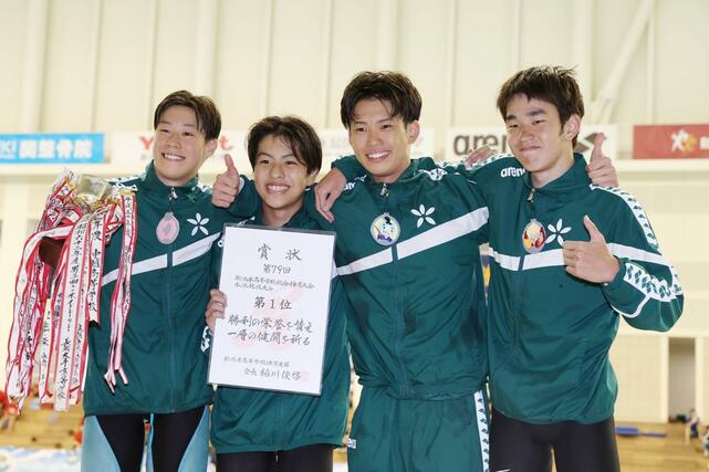 
男子４００メートルメドレーリレー決勝　優勝し表彰台に立つ長岡大手の（右から）根岸歩夢、今泉悠成、諏佐成星、髙木颯＝１９日、長岡市のダイエープロビスフェニックスプール
