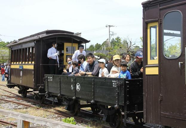 旧頸城鉄道の車両に体験乗車する家族連れら＝５日、上越市頸城区百間町