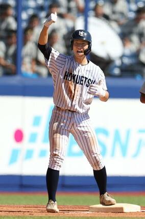 北越－中越　８回裏、適時三塁打を放った北越の田中登真が塁上で雄たけびを上げる＝エコスタ