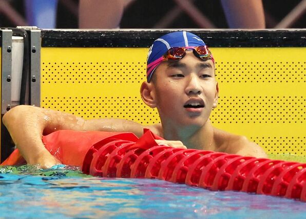 少年男子Ｂ　４００メートル自由形決勝　３位になった根岸歩夢（長岡大手高）がタイムを確認する＝９月１６日、佐賀市日の出２、ＳＡＧＡアクア