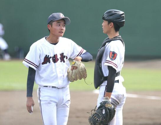 新潟第一－六日町　六回裏、新潟第一の鶴田遥土（左）と水澤海志がマウンドで言葉を交わす＝７月１９日、長岡市の悠久山球場