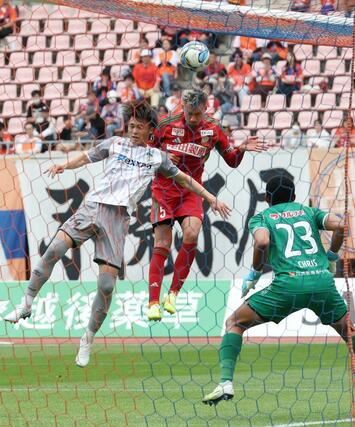 新潟-讃岐 前半、CKから頭でゴールを狙うDF舞行龍ジェームズ=ビッグスワン