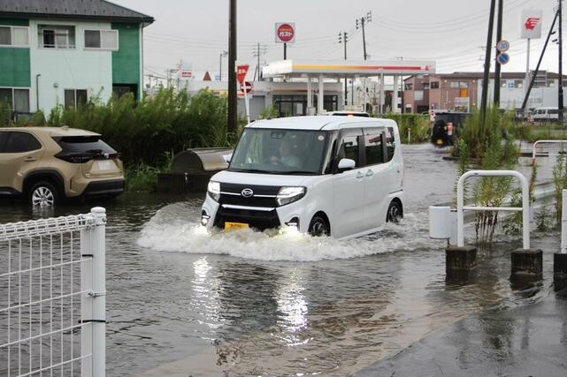 大雨で一部冠水した道路=8日午前9時前、新発田市中曽根町3(画像の一部を加工しています)