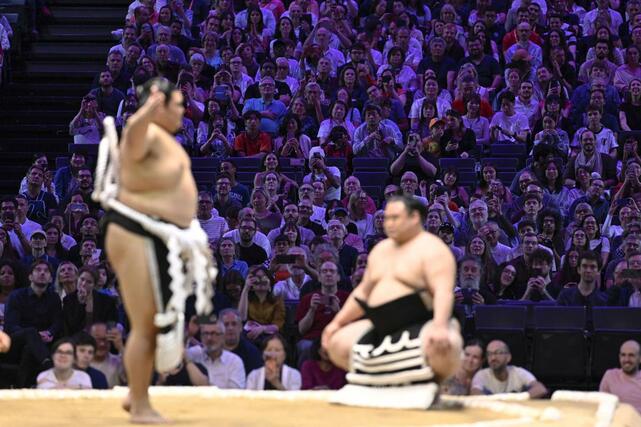 横綱大の里の土俵入りを見る観客＝パリ（共同）