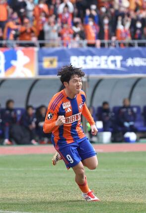新潟-C大阪 前半、FW矢村健がシュートを決め1-0と先制=ビッグスワン