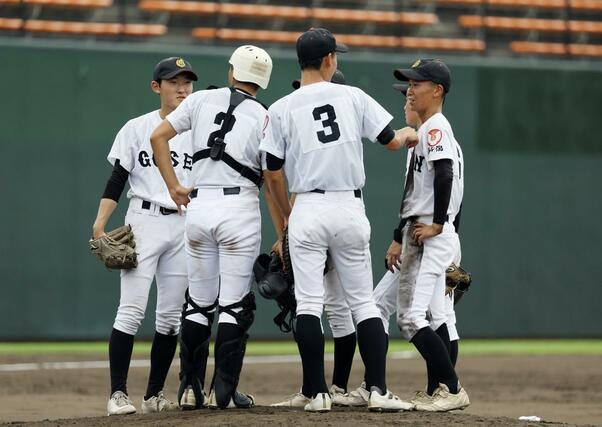 五泉－帝京長岡　４回、ピンチでマウンドに集まる五泉の選手たち＝三条パール金属スタジアム
