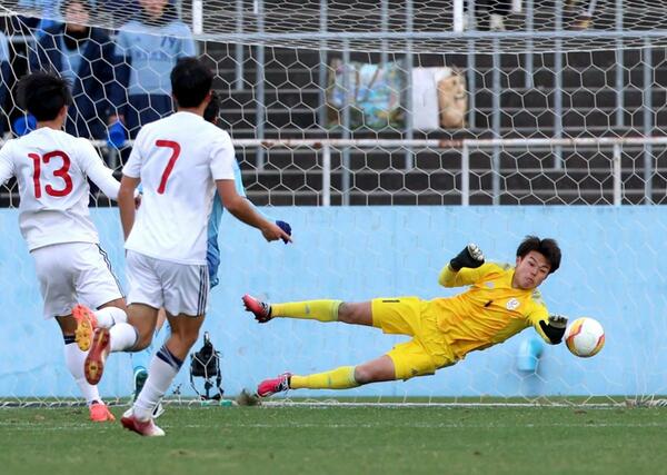 後半、シュートを防ぐＧＫ桃井玲＝栃木県グリーンスタジアム