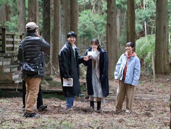 映画「おばあちゃんの秘密」の撮影現場。主人公を演じる島田愛梨珠さん（右）や胎内市出身の長谷川玲奈さん（右から２人目）らが市内各地で撮影に臨んだ＝同市下赤谷の鳥坂神社