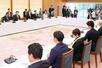 首相官邸で開かれた「新しい地方経済・生活環境創生本部」の会合=2日午前