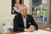 ４月の宮城県気仙沼市長選について、取材に応じる菅原茂市長＝６月、気仙沼市役所