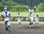 長岡農-見附 勝利後、マウンドで両手を上げて喜ぶ長岡農の主戦大竹蓮司=三条市パールスタ