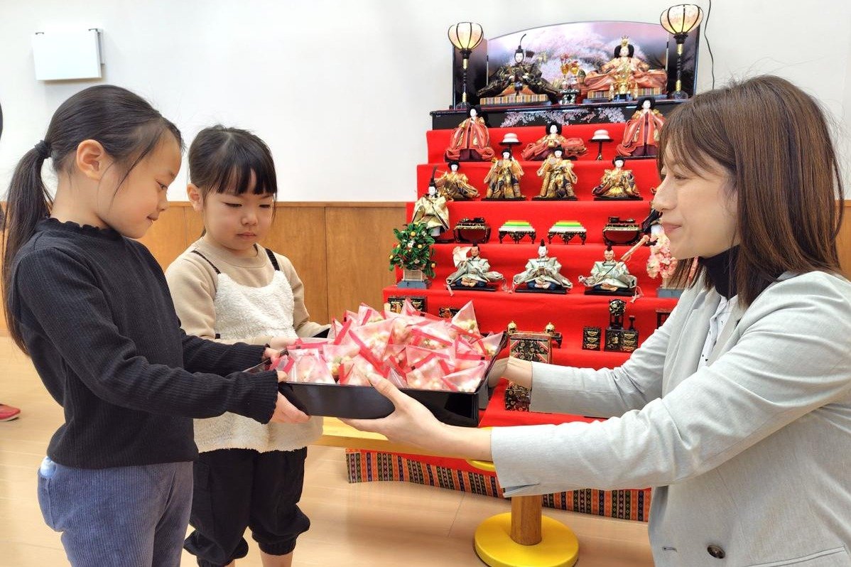 ひなあられに園児たちは大喜び！すこやかな成長を願い 新潟県新発田の