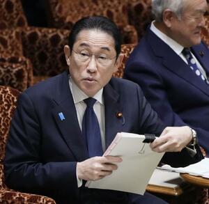 参院予算委に臨む岸田文雄首相=3月6日