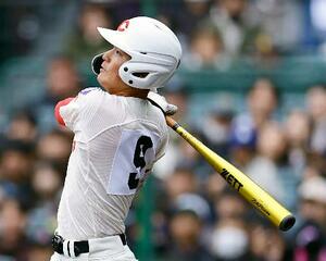 　神村学園―智弁学園　タイブレークの１０回表智弁学園１死満塁、太田が決勝の中犠飛を放つ＝甲子園