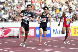 陸上日本選手権の男子400メートル決勝 力走する佐藤風雅(左)。中央は今泉堅貴=7月、国立競技場