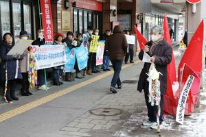 核兵器禁止条約発効5年の節目に街宣活動する被爆者団体の関係者ら=22日、新潟市中央区