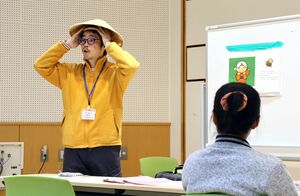 ホームルームで日本の昔話を紹介する鶴巻健慈さん=新発田市諏訪町1