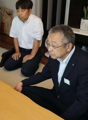 男子生徒の自宅を訪問し、おわびなどを伝えた首藤和明教育長(右)ら=7月3日、田上町