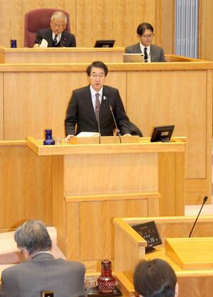 市議会12月定例会で一般質問の答弁を行う中原八一市長=12月12日、新潟市役所