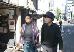 映画話に花が咲く映画監督の加賀賢三さん(右)と東海林毅さん=東京都新宿区