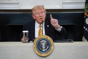 ホワイトハウスで記者団の取材に応じるトランプ米大統領=23日、ワシントン(AP=共同)