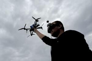 　ＦＰＶ型ドローンの飛行訓練に臨む「ブラックアロー大隊」の操縦士＝昨年５月、ウクライナ東部ドニプロペトロウスク州メジョワ（共同）