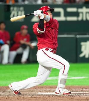 　８回広島２死一、二塁、坂倉が右越えに逆転３ランを放つ＝東京ドーム