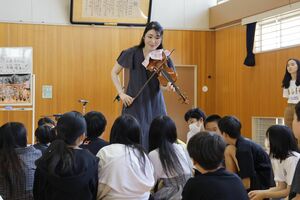 児童らがオーケストラの楽団員の演奏を楽しんだ音楽アウトリーチ=6月20日、新潟市北区濁川