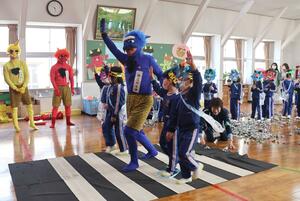 鬼と一緒に横断歩道を渡って交通ルールを学ぶ花ぞの幼稚園の園児=柏崎市新花町