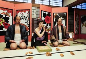 　東映太秦映画村の内覧会で行われた夜限定イベント「丁半博打」＝１９日午後、京都市右京区