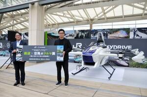 空飛ぶクルマを活用した新たな旅をPRするJR東日本の喜勢陽一社長(左)=8月29日、高輪ゲートウェイ駅前