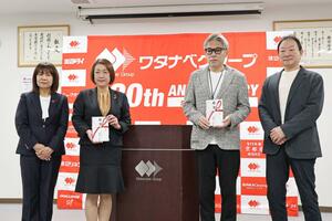 ワタナベグループが食料支援団体に寄付金を託した贈呈式＝長岡市西津町