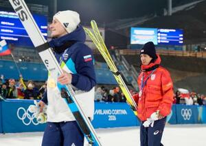 　男子個人ラージヒルの表彰式を終え、引き揚げる銀メダルの二階堂蓮。左は優勝したドメン・プレブツ＝プレダッツォ（共同）