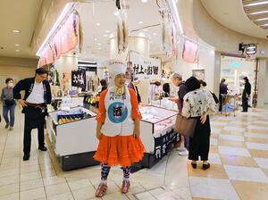 ニイガタ姉さんもPRに駆けつけた村上フェア=大阪市北区