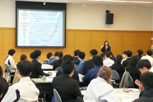 柏崎市の企業に入社した新入社員がビジネスマナーなどを学んだセミナー=柏崎市東本町1
