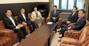 会談に臨む中道改革連合、立憲民主、公明3党の幹事長ら=9日午前、国会