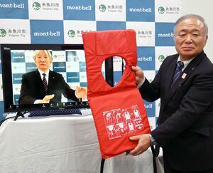 モンベルから糸魚川市へのオンラインによるライフジャケット贈呈式=糸魚川市役所