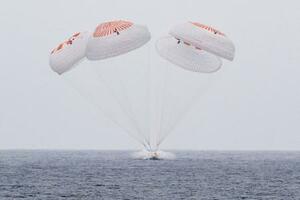 米カリフォルニア州沖の海面に着水した、大西卓哉飛行士ら搭乗の宇宙船クルードラゴン=9日(NASA提供・共同)
