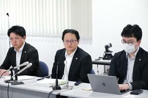 　提訴後に記者会見する原告側弁護団＝１１日午後、北海道函館市